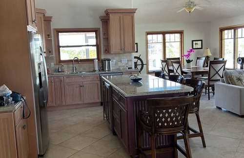 Big Pine Key House | 3-bedroom on water. Cable, WiFi, AC, Hot tub, Dock. Feb & March 2026 Available!