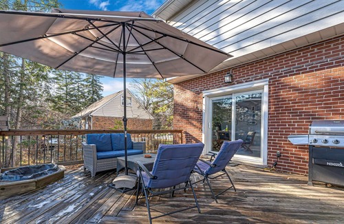 Clarkson-Lorne Park House | 3 Bedroom Peaceful Home