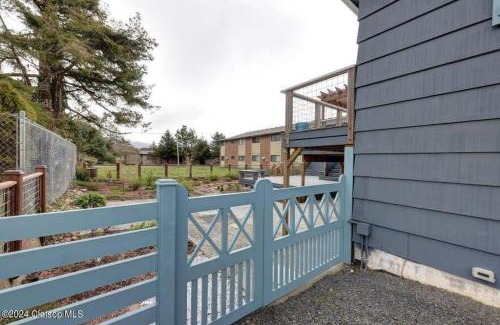 Seaside Ski Chalet | 3 Bedroom Pet Friendly Cottage - 5 blocks to beach