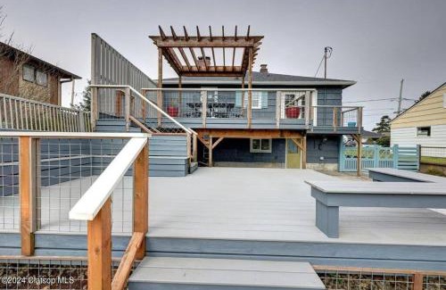 Seaside Ski Chalet | 3 Bedroom Pet Friendly Cottage - 5 blocks to beach