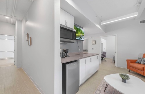 South Kansas City Apartment | 3-bedroom Pod in Kansas City w/WiFi, AC, Parking & Dedicated Workspace by UMKC