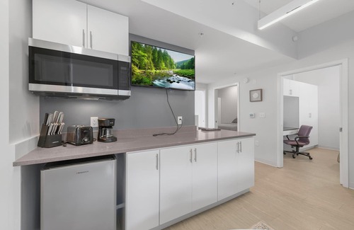 South Kansas City Apartment | 3-bedroom Pod in Kansas City w/WiFi, AC, Parking & Dedicated Workspace by UMKC