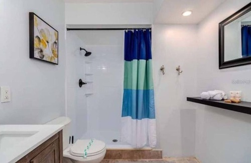 Bay Crest Park House | 3 Bedroom Pool Home | Close to Airport + Downtown