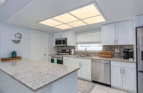 Bay Crest Park House | 3 Bedroom Pool Home | Close to Airport + Downtown