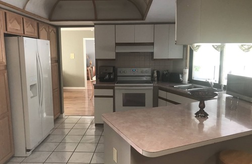 Spring Hill House | 3 bedroom Pool home. Quiet Neighbourhood