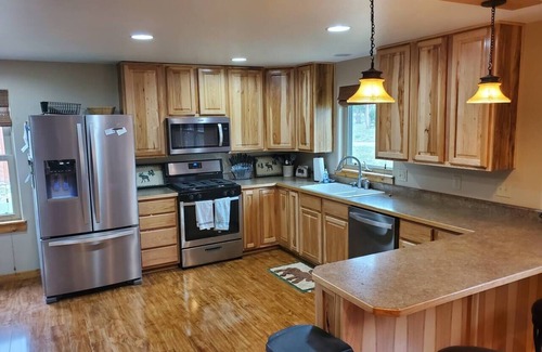 Foxpark Cabin | 3 Bedroom remote Cabin with wifi- 5 minute ride to main trails.