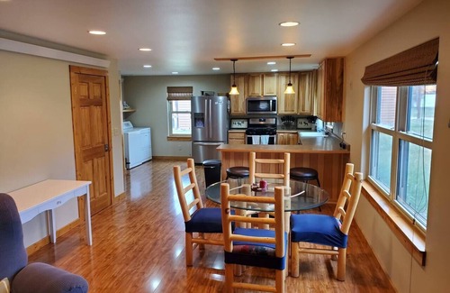 Foxpark Cabin | 3 Bedroom remote Cabin with wifi- 5 minute ride to main trails.