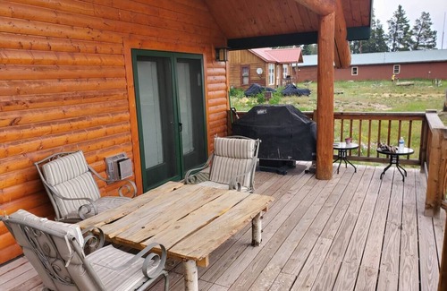 Foxpark Cabin | 3 Bedroom remote Cabin with wifi- 5 minute ride to main trails.