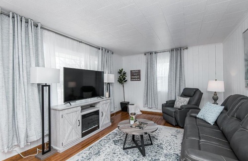 East Side Pioneers Apartment | 3 Bedroom Show stopper 4 minutes to Mayo Clinic