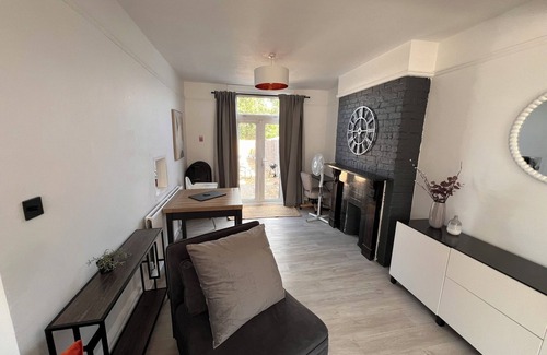 Greenwich House | 3-bedroom Sleek Modern Abbey Wood Residence - Contractor/Family Friendly