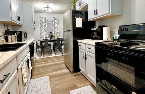 Alexandria House | 3 Bedroom Sleeps 8 - Close to Downtown Fun, Medical Center & Shopping,