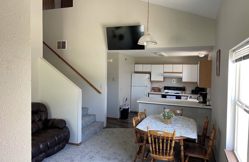 Ainsworth House | 3-bedroom townhome in lovely Ainsworth with AC, WiFi