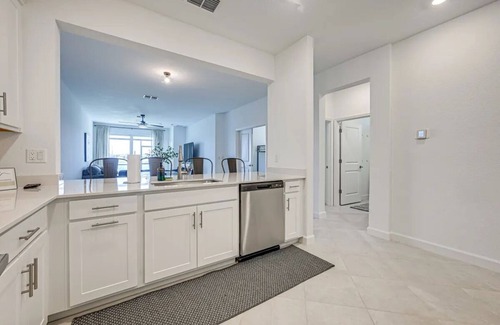Englewood House | 3-bedroom townhome lakeview, pool and near beaches