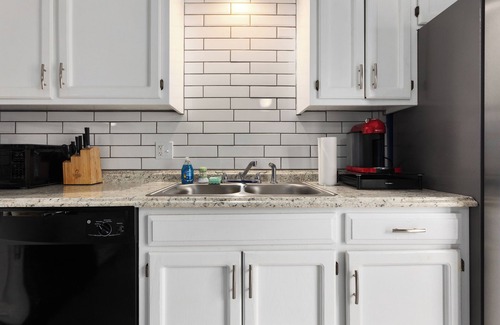 South Kansas City House | 3-bedroom townhome in charming Kansas City with WiFi, AC