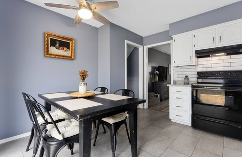 South Kansas City House | 3-bedroom townhome in charming Kansas City with WiFi, AC