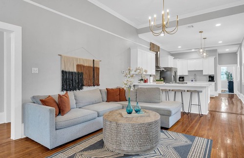 Uptown Historic District Apartment | 3 Bedroom Uptown retreat