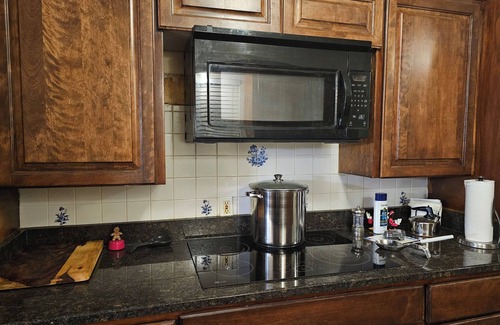 Denison House | 3-bedroom vacation home just 12 minutes from Lake Texoma and Choctaw Casino.