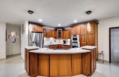 Ludlam House | 3-bedroom vacation home with pool, 9 minutes from major attractions