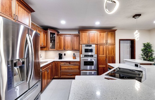 Ludlam House | 3-bedroom vacation home with pool, 9 minutes from major attractions