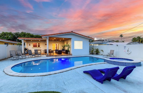 Ludlam House | 3-bedroom vacation home with pool, 9 minutes from major attractions