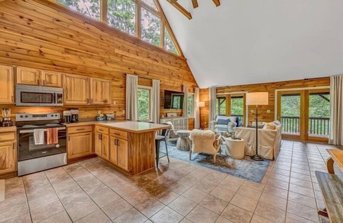 Huddleston House | 3 Bedrooms, 1 Flex Room, 4 Bathrooms! Come Visit 'Lake-A-Licious'!