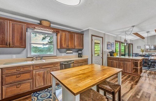 Huddleston House | 3 Bedrooms, 1 Flex Room, 3 Bathrooms! Great Dock! 2 Kayaks, Canoe & Paddleboard! Pet Friendly! Come