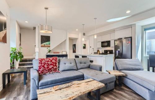 Lakewood House | 3 Bedrooms 2 Bath Townhome In West Denver Near to Red Rocks And Foothills