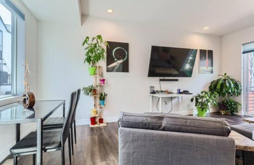 Lakewood House | 3 Bedrooms 2 Bath Townhome In West Denver Near to Red Rocks And Foothills