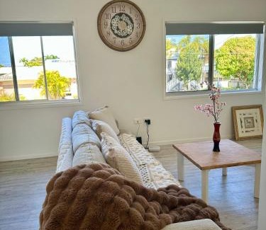 Gold Coast House | 3 bedrooms 3 bed 1bathroom whole ground floor of a double story house