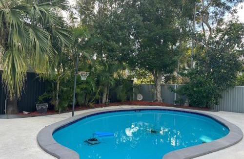 Gold Coast House | 3 bedrooms 3 bed 1bathroom whole ground floor of a double story house