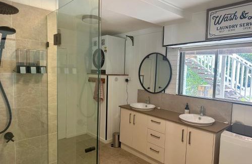 Gold Coast House | 3 bedrooms 3 bed 1bathroom whole ground floor of a double story house