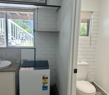 Gold Coast House | 3 bedrooms 3 bed 1bathroom whole ground floor of a double story house