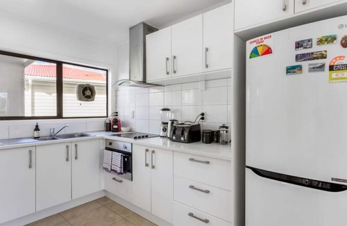 Papatoetoe House | 3 bedrooms, 4 beds | 1 bathroom | covered deck