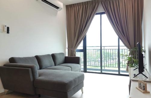 Richmond Hill Apartment | 3 bedrooms condo with pools, gym, wifi & washer