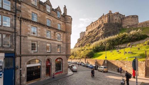 Old Town Apartment | 3 Bedrooms Flat in Central Edinburgh Old Town Sleeps 6