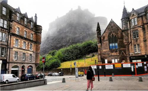 Old Town Apartment | 3 Bedrooms Flat in Central Edinburgh Old Town Sleeps 6