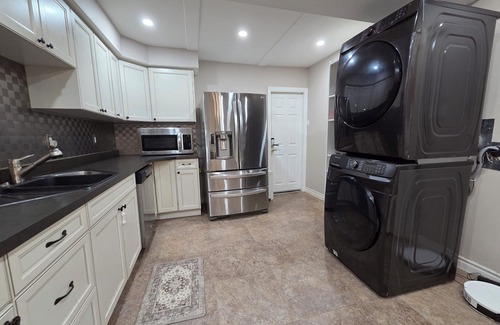 Mississauga House | 3-Bedrooms House in Mississauga with WiFi, AC, Parking. Main floor