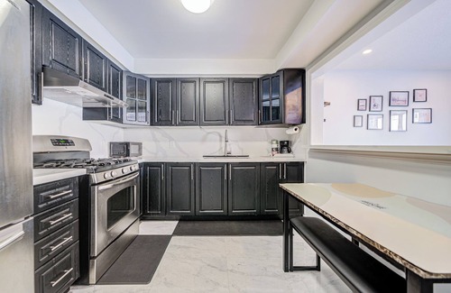 Markham House | 3 Bedrooms Markham Private HOME w Parking 3-6Guests