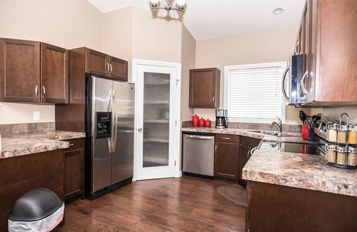 Grande Prairie House | 3 Beds 2 Baths by Costco, GP Airport, Restaurants