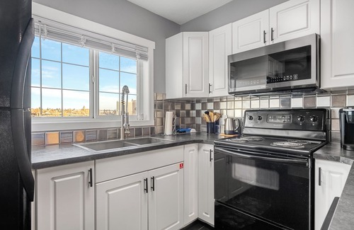 East Village Condo | 3 Beds (Queen) Free Underground Parking, AC, Riverwalk, Saddledome, 2 bedrooms