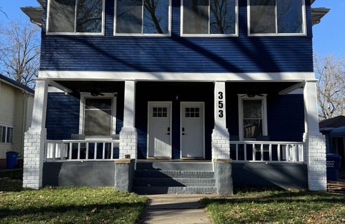 Manhattan House | 3 blocks from Aggieville, 1 block to City Park, .5 mile to KSU Campus.