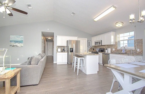 Pirates Beach House | 3 blocks from beach! Family size, great view. Only minutes from grocery shops.