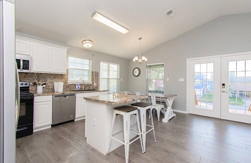 Pirates Beach House | 3 blocks from beach! Family size, great view. Only minutes from grocery shops.