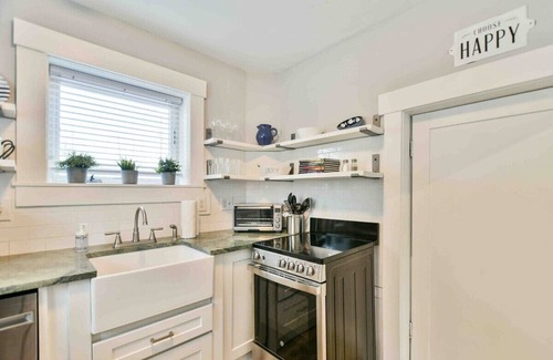 Hamilton House | 3 blocks from Spookynook & on the historical reg.