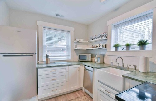 Hamilton House | 3 blocks from Spookynook & on the historical reg.