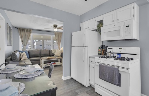 Clarklake House | 3 Br 2 Ba Sleeps 8, 70" smart TV, 5-min walk to Lake, AC, Fire Pit, Deck & Porch