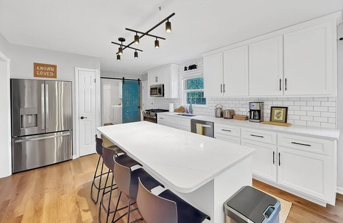 Murray House | 3-BR 8 Guests Modern Ranch on 1/2 acre