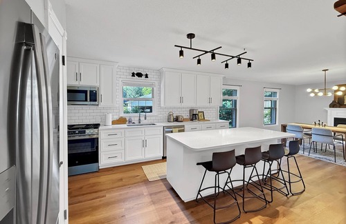 Murray House | 3-BR 8 Guests Modern Ranch on 1/2 acre