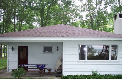 Henderson Cottage | 3 Br. Beach House Sleeps 9, near Golf Courses and Marinas