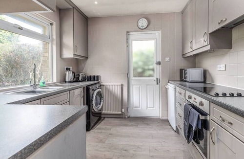 Ecclesall House | 3 BR Bungalow close to Peak District with Garden